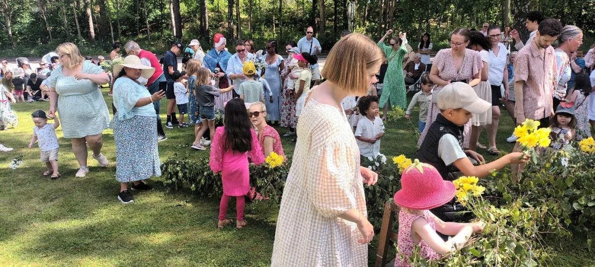 Barnen fick pryda majstången med blommor