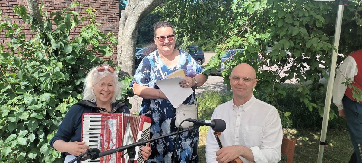 Musiken stod Birgitta för med sin medmusikant på fiol. I bakgrunden syns Lena. 